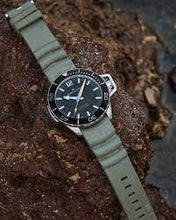 Load image into Gallery viewer, Khaki Navy Frogman Auto, Black Dial &amp; Green Rubber Strap
