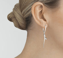 Load image into Gallery viewer, Mercy Twist Earring, Silver
