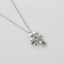 Load image into Gallery viewer, Single Rosette Necklace set with Teardrop Peridot, Silver
